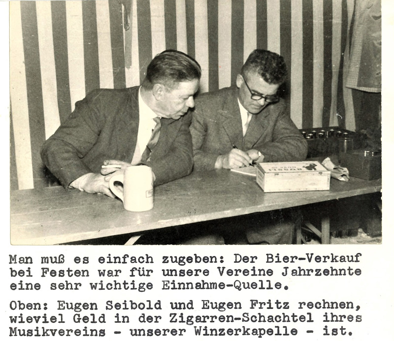 Die beiden Eugens Fritz + Zeller ermitteln den Umsatz im Festzelt der Winzerkapelle